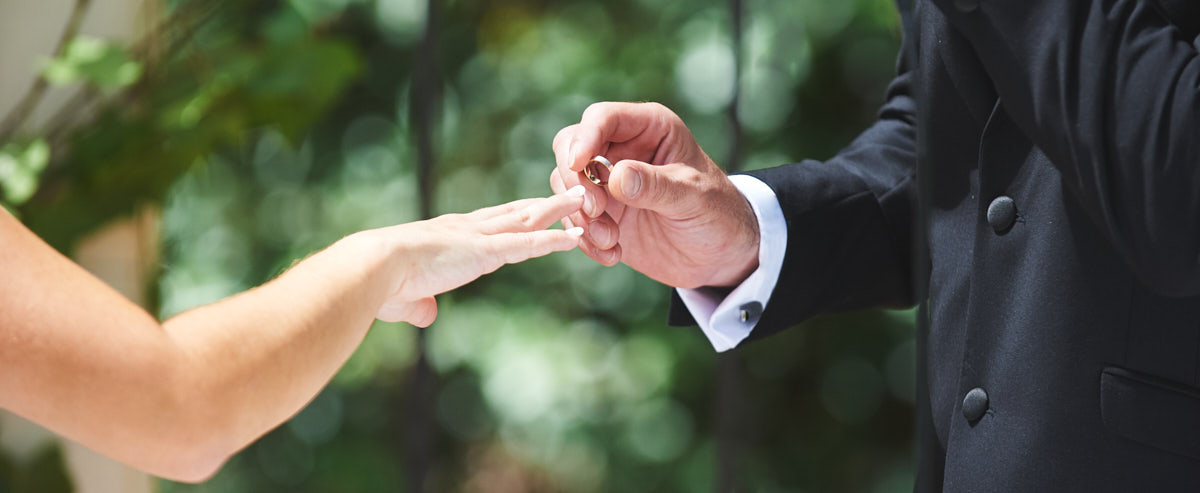 Fotografía del momento de los anillos de los novios